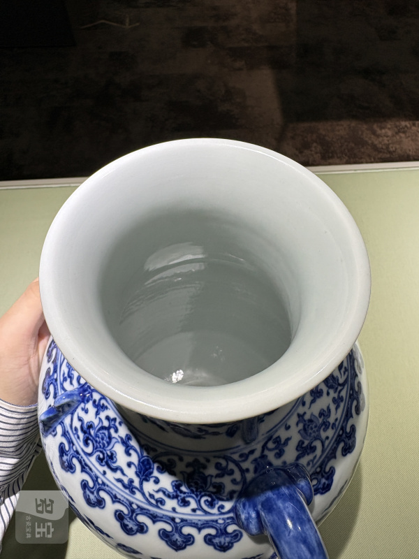清乾隆 青花缠枝花卉纹双耳出戟尊 - 图13